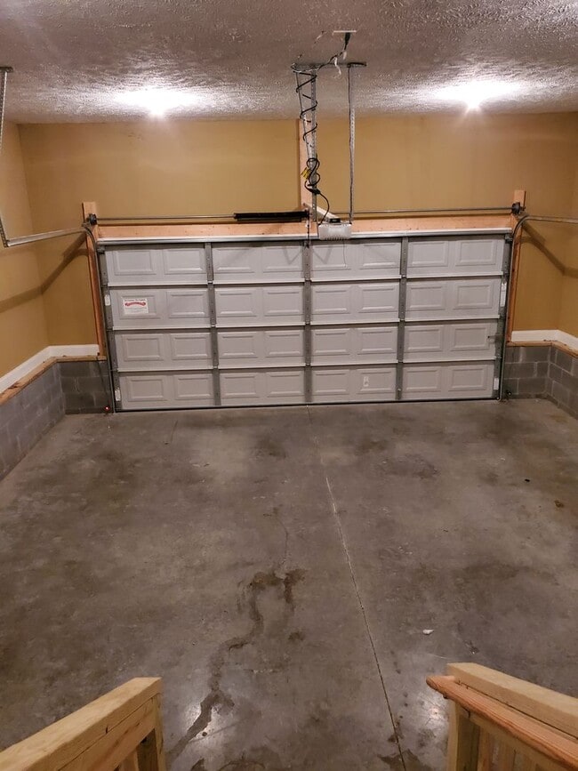 Building Photo - 3 Bedroom, 2 Bath, 2 Car Garage