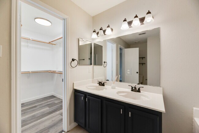 Building Photo - "Charming 3-Bedroom with 2 Bathrooms in Wy...
