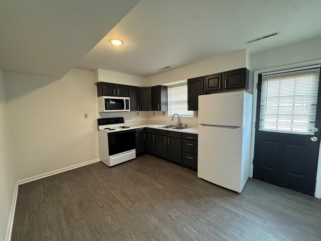 Building Photo - 560 NE Park Ln