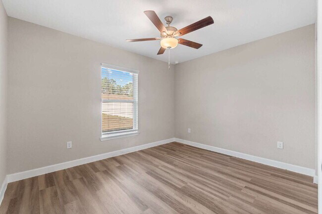 Building Photo - 3BR, 2BA Available Now with Fenced Yard and New Floors, North Marion Oaks