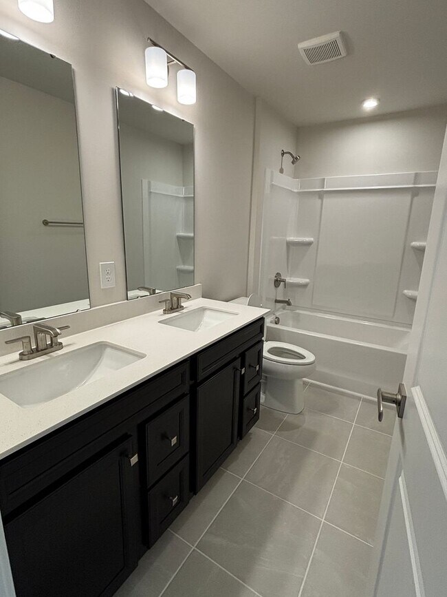 Building Photo - Luxury- New Construction