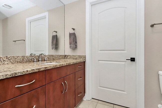 Building Photo - Spectacular 7th floor corner unit condo in...