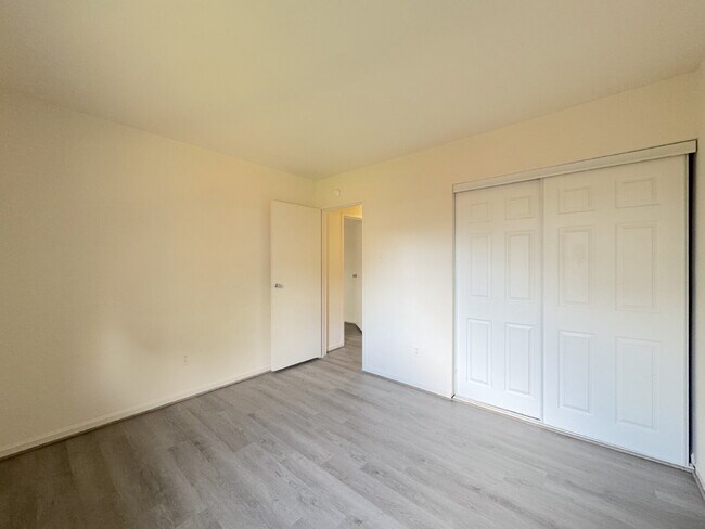 Building Photo - Comfortable Unit with Functional Layout