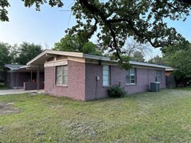 Primary Photo - Walnut St Duplex