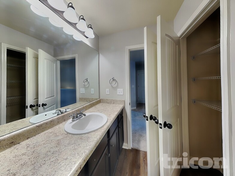 Building Photo - 1124 Hartwell Rd