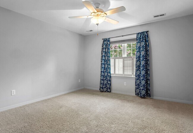 Building Photo - HAMPTON PARK - Pristine 4-5 bedroom home a...