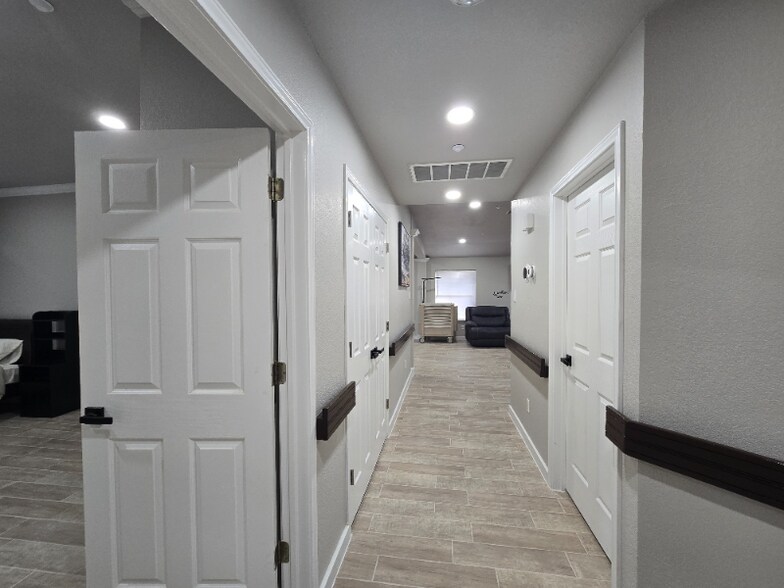Building Photo - 1228 Sandwick Dr
