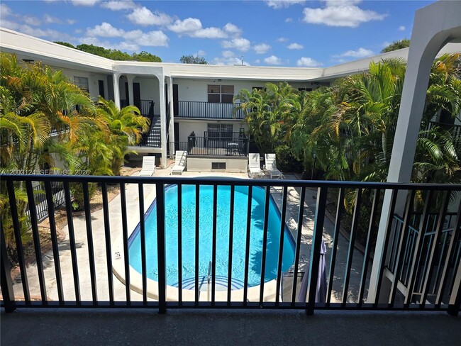 Building Photo - 465 S Royal Poinciana Blvd