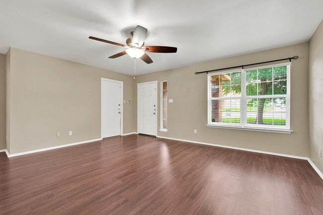 Building Photo - Convenient Northwest San Antonio Home Available for ASAP Move In!
