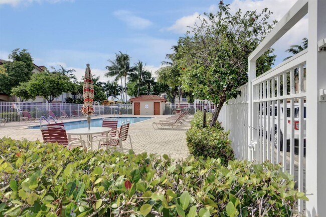 Building Photo - 3 br, 2.5 bath House - 117 E Prive Cir