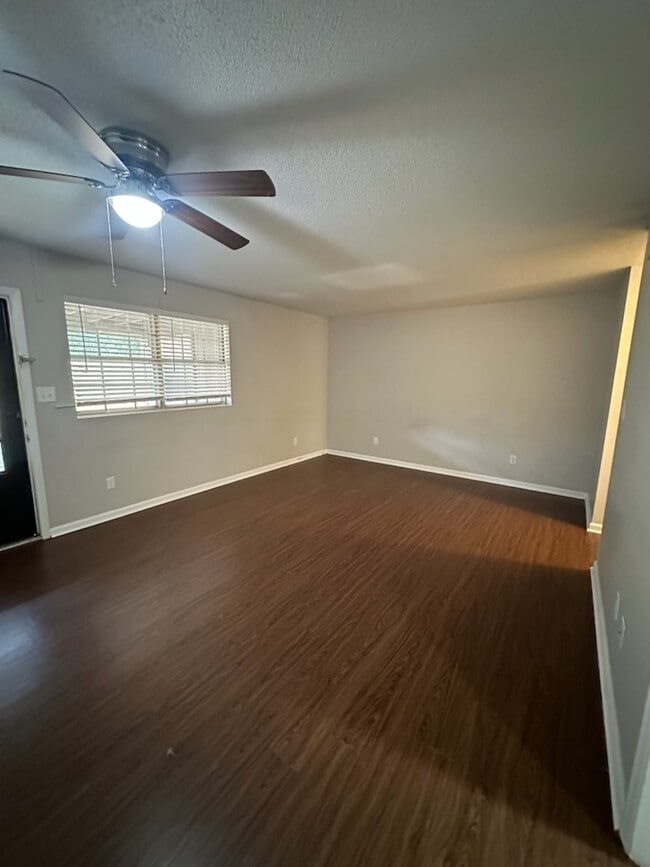 Building Photo - 102 Country Club Dr