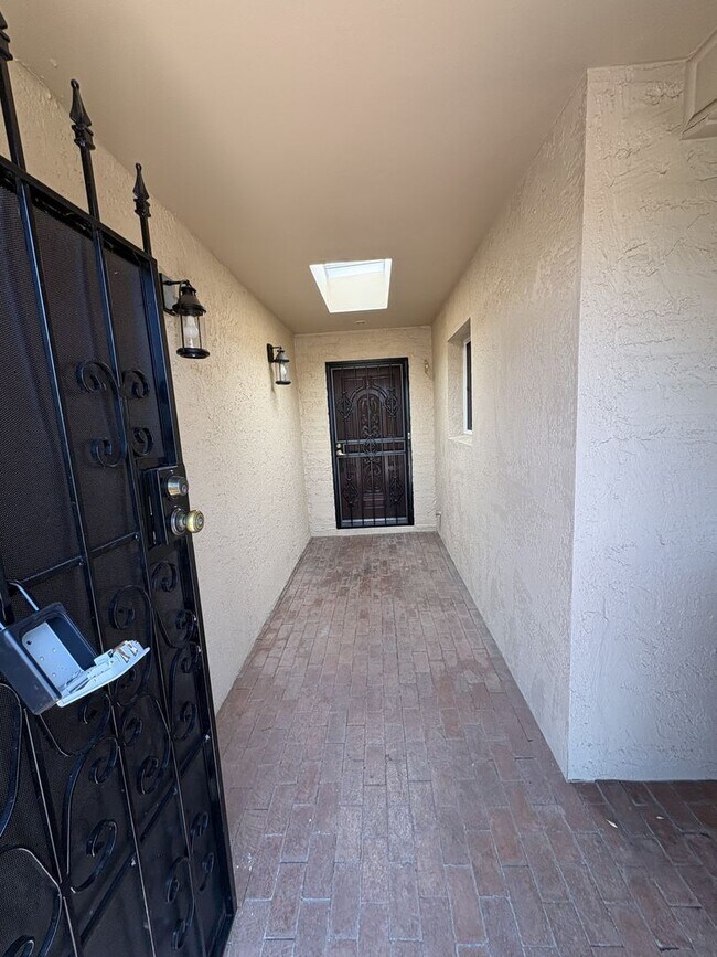 Building Photo - Highly sought community of Colonia Verde