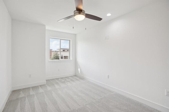 Building Photo - 302 Tesla Cir