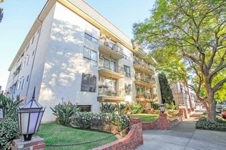 Building Photo - 320 S Clark Dr