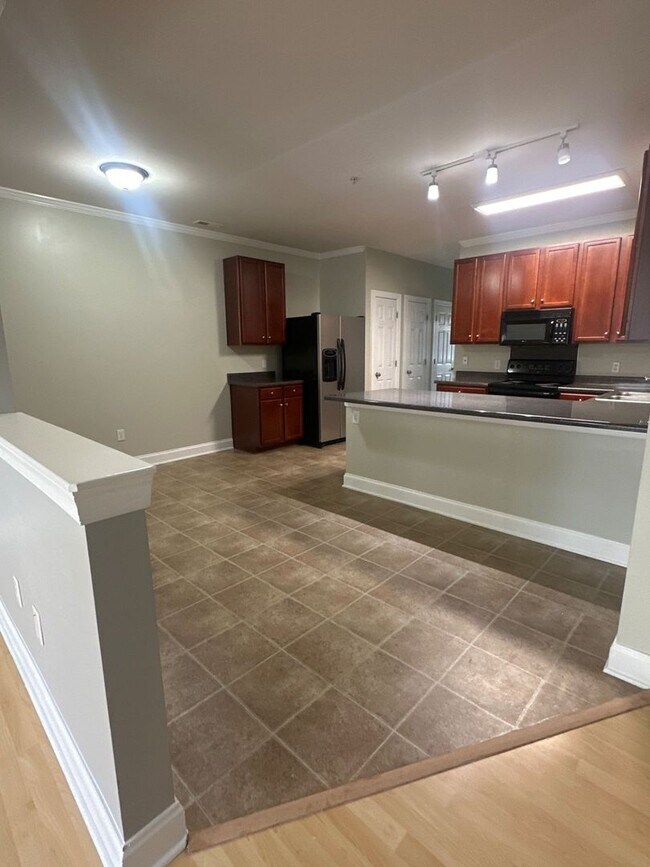 Building Photo - Available now! Lake-area living, 2 Bedroom Apartment