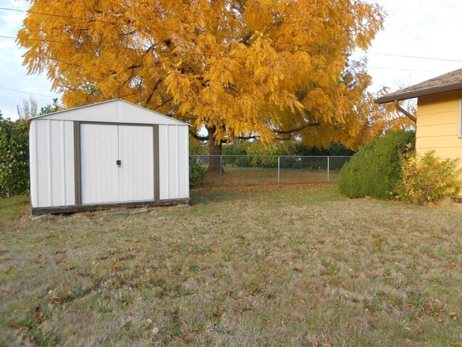 Building Photo - 2860 Willow Dr