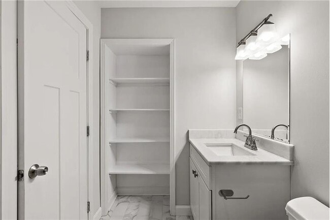 Building Photo - 613 Youngs Ln
