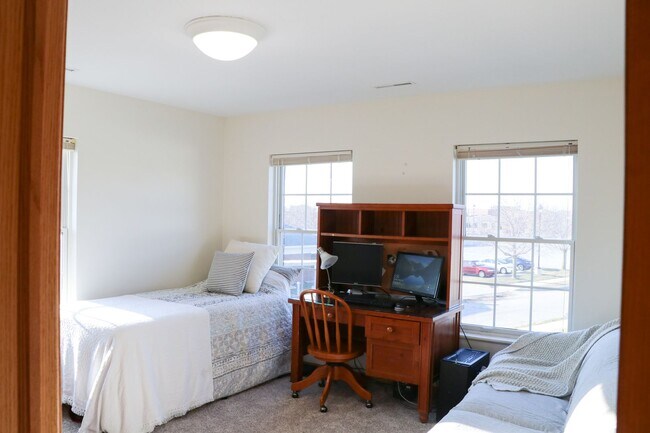 Building Photo - 2519 Bristol Dr