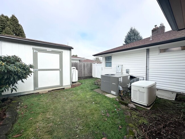 Building Photo - 3 Bedroom 2 Bath Single Family Home next t...