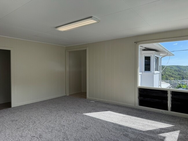 Building Photo - 3br - 3 Bed/2 Bath House with Family Room - Convenient Honolulu Location