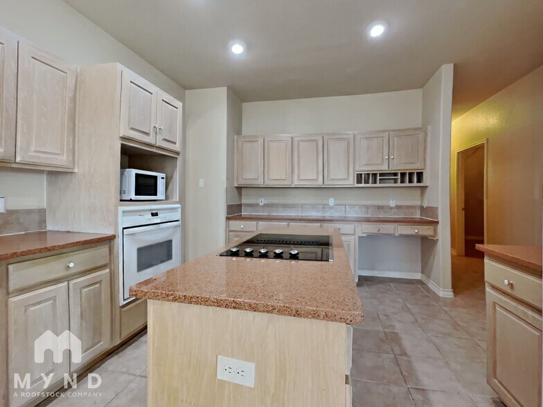 Building Photo - 914 Almadin