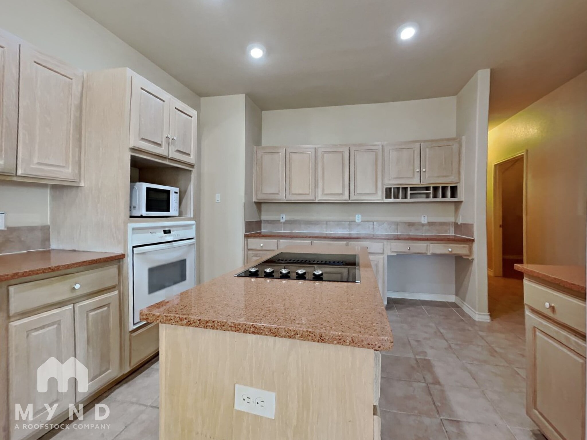 Building Photo - 914 Almadin