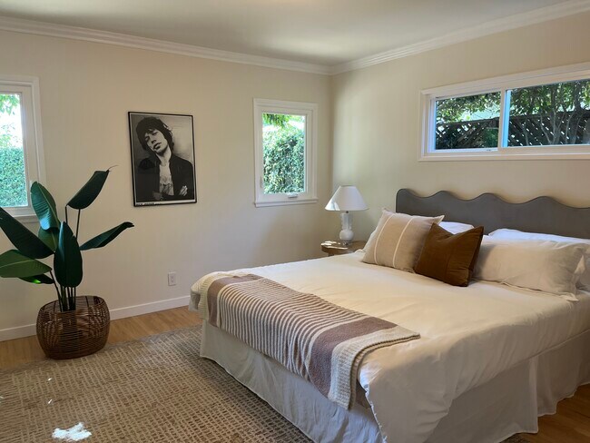 Building Photo - 6945 Cedros Ave