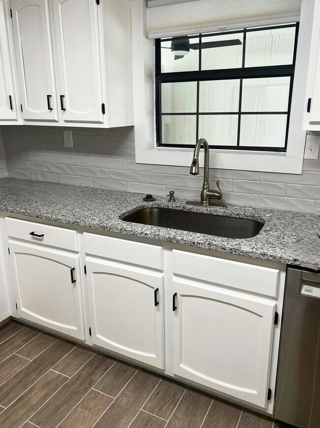 Building Photo - Spacious 4 Bedroom Home with Flex Room & S...