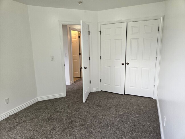 Building Photo - Beautiful 4 Bed, 2.5 Bath Townhome in Prim...