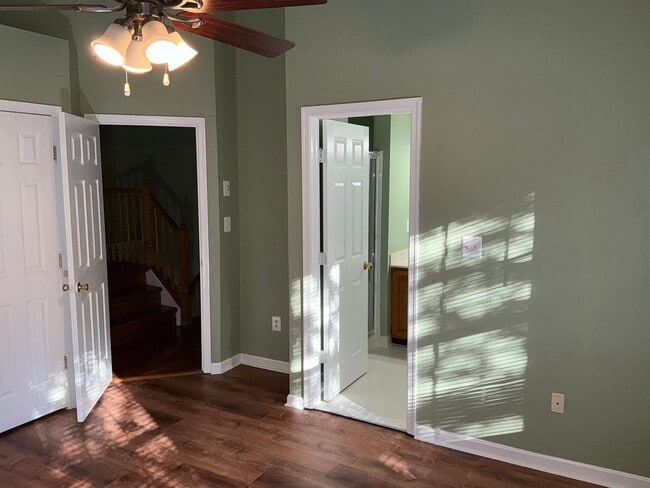 Building Photo - Beautiful 3BR 3.5BA 3 level townhome locat...