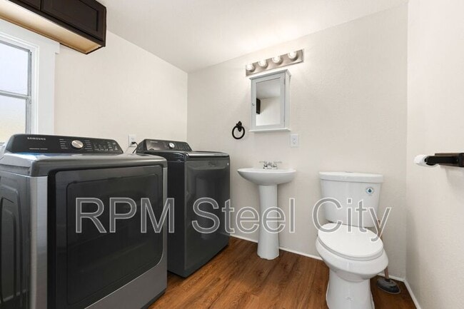 Building Photo - 2125 N Grand Ave