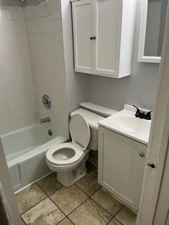 Building Photo - One Bedroom Westside Saint Paul Apartment