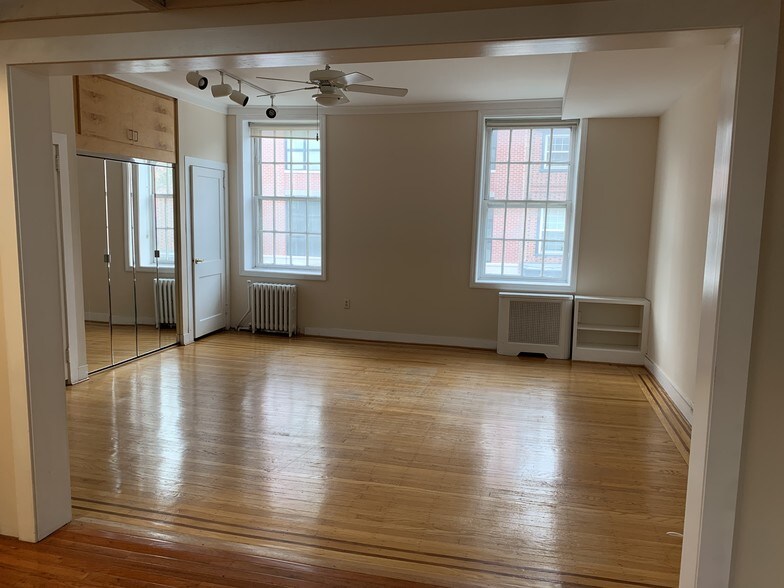 Building Photo - 217 Vine St