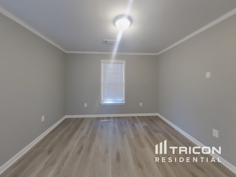 Building Photo - 1315 Bridle Path Dr
