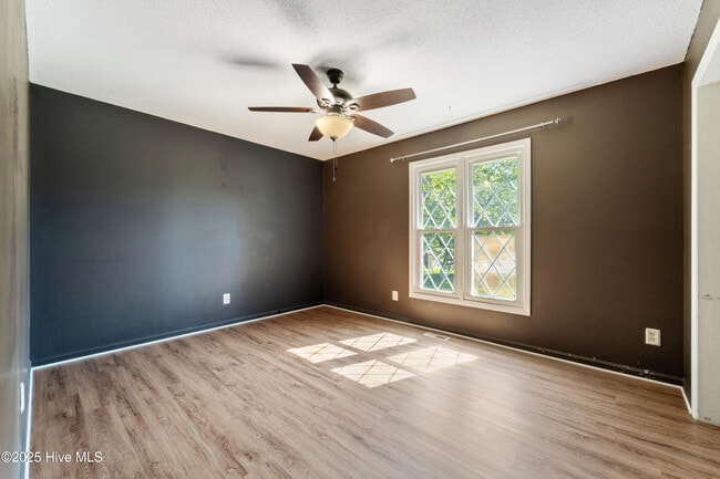 Building Photo - 104 Columbia Dr