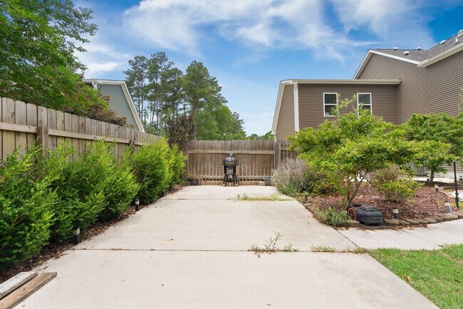 Building Photo - Available now. Beautiful 5 BR/2.5 BA Home in Swygerts Landing!