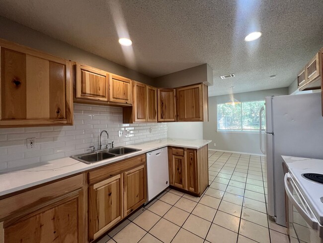 Building Photo - Available July 25: Spacious 3 Bedroom, 2.5 Bath Duplex with Garage