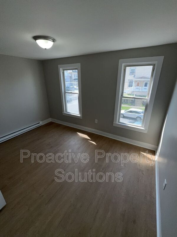 Building Photo - 327-329 S 10th St