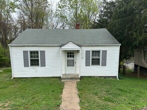 Building Photo - 2 Bedroom House with a Move-In Special