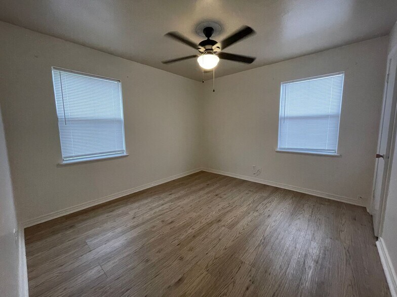 Building Photo - 109/111 E Comay Cir