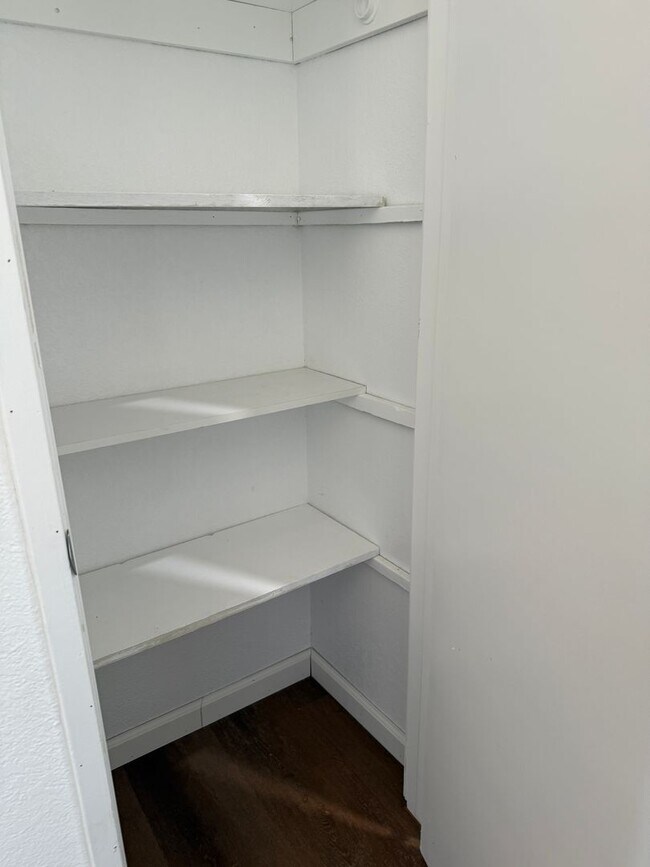 Building Photo - Charming 4-Bedroom Home for Rent in Hesperia, CA!