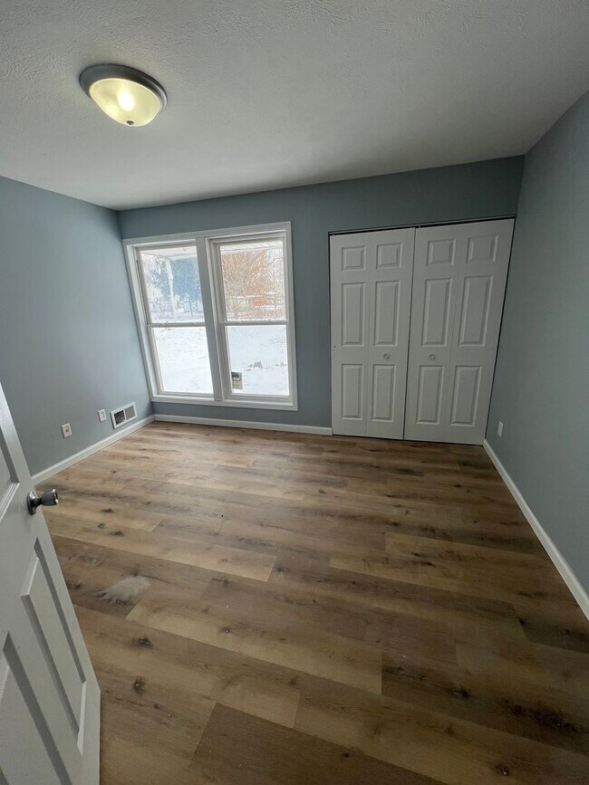 Building Photo - 207 Lake St