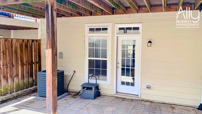 Building Photo - 908 Rainier Rd