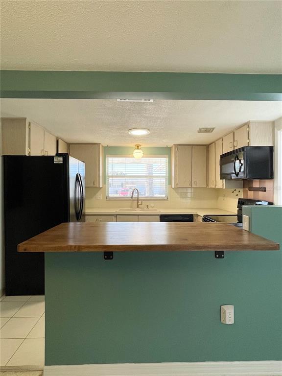 Building Photo - 10120 Willow Dr