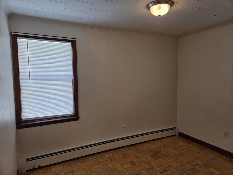 Building Photo - 2 School Ct