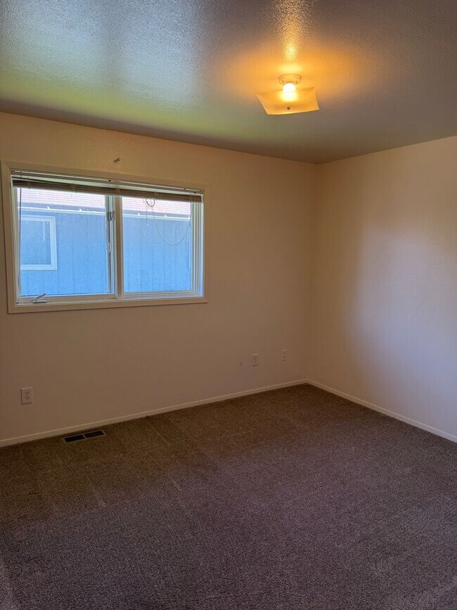 Building Photo - 935 E 45th Ct