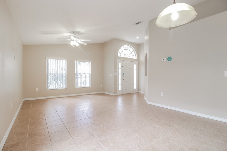 Building Photo - 2131 Colonial Woods Blvd