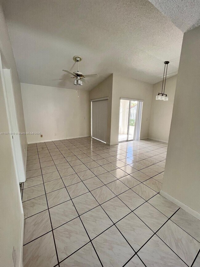 Building Photo - 1565 Springside Dr
