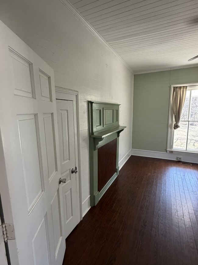 Building Photo - 411 Latham Ln