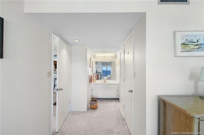 Building Photo - 10200 S Ocean Dr